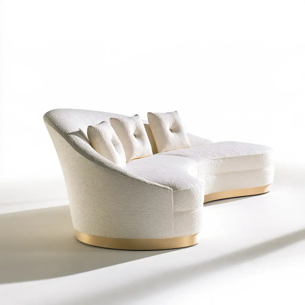 Sofá con respaldo curvo y cojines claros - beige