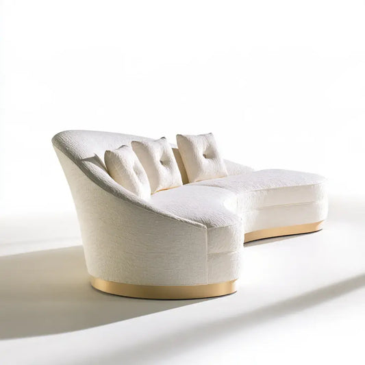 Sofá con respaldo curvo y cojines claros - beige
